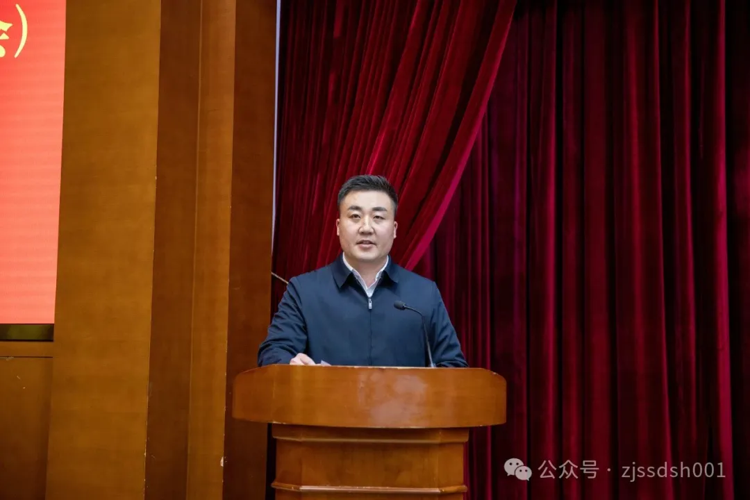 丽水市山东商会张冬军会长向浙江省山东商会2025年新春联谊会赞助2万元现金加10万元物资